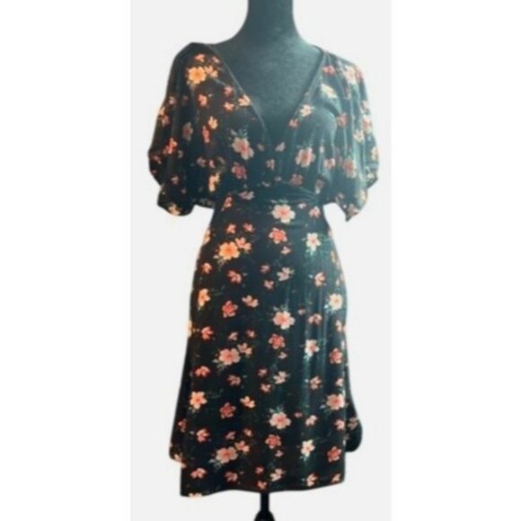American Eagle Outfitters Dresses & Skirts - American Eagle Outfitters Floral Black Wrap Dress Tie Back & Keyhole Detail S